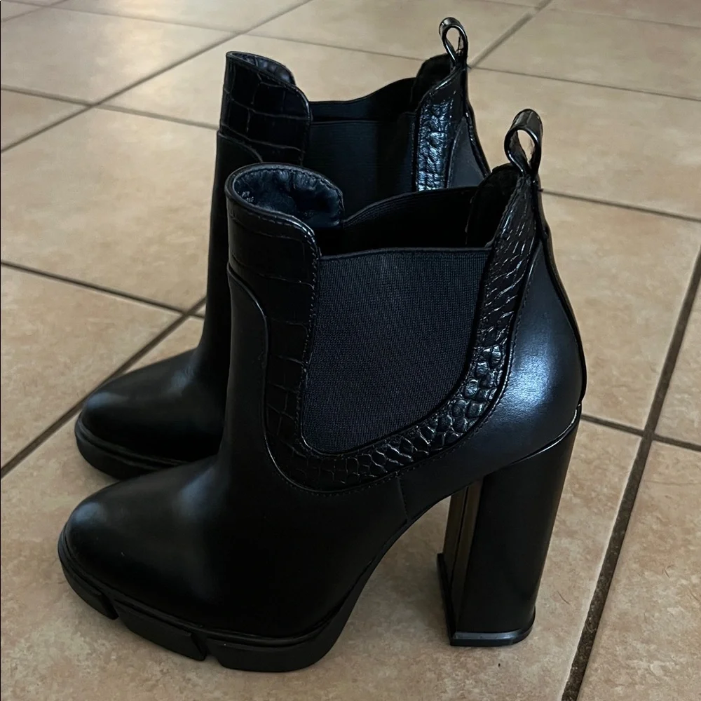 Like New! GB Gianni Bini Black Heeled Ankle Boots - Picture 3 of 9